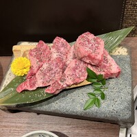 京やきにく 弘 祗園山名庵 - カウンター限定ヒレのえんがわ　一人前は5、6切れ