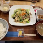 御食事 居酒屋 数数 - 肉野菜いため＋納豆