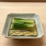 鮨 陸 - うるいのお浸し
      シャキシャキとした食感が良いですね。
      ほんのりと香る辛みとぬめり、すぐそこまで春は来ています♪