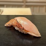 鮨 陸 - 金目鯛 皮目炙り
      この香ばしさと金目鯛の豊かな旨み、外せない魚の一つです♪