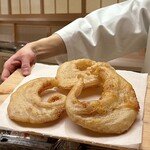 鮨 陸 - 鱶鰭の唐揚げ（鮨陸さん名物）
      お鮨屋さんで鱶鰭の唐揚げがいただける事に、1度目の訪問時には驚きましたし、その美味しさにびっくりしました！