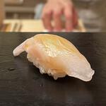 鮨 陸 - 甘鯛 愛媛の藤本さんより
      先日、大将は愛媛にいらして藤本さんの魚を使ったイベントをされていたのをInstagramで見ました。
      藤本さんの扱う魚は間違いないです、しっとりとしてとても美味しい♪