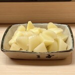 鮨 陸 - ガリは甘さは極控えめなやや辛め、味わいがさっぱりとして、次の握りに向け口直しにピッタリなのです。