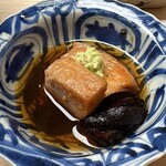 鮨 陸 - あん肝、冬子椎茸
      これはめちゃ美味しい♪
      タレはしっかりと甘辛ですが、あん肝自体には優しい味付けに、どんこ椎茸の旨みがいい仕事してますね！
      この煮汁を、ご飯にかけて食べたい！！