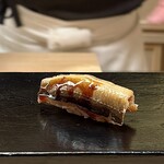 鮨 陸 - 穴子 対馬より
      この日、豊洲の穴子卸しのご主人がたまたま一緒に、この穴子も勿論そちらから。
      ふっくらとしながら煮つめも良い塩梅に、最後を飾るお鮨として満足度高めです！