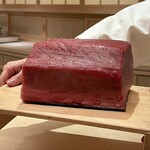 鮨 陸 - 本日の鮪
      ここから大将が切り分けます