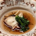 鮨 陸 - 佐島の真蛸、子持ちヤリイカ、菜の花
      この味付けも抜群に美味しいです♪
      蛸とイカのコラボレーションです。