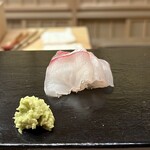 鮨 陸 - お刺身：真鯛　酢橘塩水と山葵で
      大将は、醤油だと真鯛には強すぎると感じていた事から、塩水に酢橘を絞って合わせるようにしたそうです。
      大将の狙い通り、真鯛の味わいそのままに美味しくいただけました♪