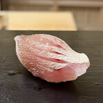 鮨 陸 - 春子鯛 鹿児島より
      皮が軽くサクサクとした感じ、この歯触りが誠に素晴らしい！
      皮目に熱湯をかけた仕立て、こいつも旨い！！