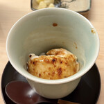 鮨 陸 - 炙った虎河豚白子の小丼（下にシャリ）
      白子の濃厚でクリーミーな味わいに、醤油が焦げた香ばしさ、よ〜く混ぜていただきましたが、もう堪りませんから美味しくて！