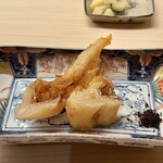 鮨 陸 - 鱶鰭の唐揚げ（鮨陸さん名物）
      添えている黒七味をつけながらいただくのですが、これがまぁカリカリっとした食感良く、めちゃんこ美味しいのです♪
      中華料理の鱶鰭よりも好きかもd(^_^o)