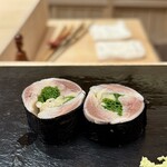 鮨 陸 - 鰯の巻物（ガリ、芽葱）
      陸さんの先輩である、鮨はしもとの大将の鰯巻きを思い出しました。