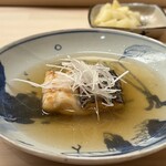 鮨 陸 - クロムツの焼きびたし
      じっくりと火入れしたクロムツの、香ばしく脂のりの良さが感じられる美味しさ！
      この出汁の効いた汁がまた旨し！！
      添えた白髪葱がシャキッとして味を引き締めています♪
      