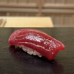 鮨 陸 - 鮪赤身 島根 結乃花より
      この赤身のねっとりとした食感は、めちゃくちゃ美味しい奴です！
      先程いただいた中トロよりも、個人的にはこの赤身が好きだな♪