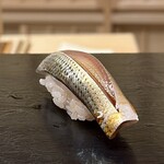 鮨 陸 - 小肌 天草より
      まずシャリのまろやかな酸味に、しっかり締めた小肌の旨みが抜群に旨い握り！！
      大将のシャリのこの塩梅がめちゃ好きだな！
      言葉では上手く表現できませんけど。