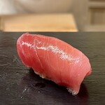 鮨 陸 - 鮪中トロ 島根 結乃花より
      さっき大将が鮪の塊から切り出した中トロ、脂のりは程よく割とサラリとした身質、シャリのまろやかな酸味と重なりとっても心地良い美味しさなんです♪