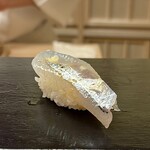 鮨 陸 - サヨリ
      今がサヨリの良いシーズン、青魚特有の豊かな旨みと後から感じるほろ苦さ、生姜の風味良くしみじみ美味しいです♪