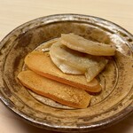 鮨 陸 - 平貝炙り、カラスミ炙り（通称酒泥棒）
      まさに酒のアテ、一気に食べずちびりちびり♪
      それにしても、平貝の炙りの味付けが気になる美味しさ！
      教えていただけませんでしただけに（笑）