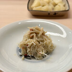 鮨 陸 - 佐渡のズワイガニ じっくりと炭火焼きに
      シンプル故に、火入れした蟹のほぐし身の甘み美味しさが実感できます♪