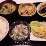 セルフィッシュ - 小鉢4品にご飯みそ汁と・・・