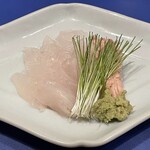 Femme de bateau Aoki - 【お造り③】カワハギ刺し。魚に合わせた皿で提供されるので盛り合わせはありません。