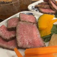柚木元 - まずは1日目。切ってそのまま、茹で野菜と一緒に堪能します。我が家の一番切れる牛刀を用いるも私の包丁技術では薄切り出来ず、豪華豪快に厚切りでいただきました笑