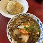 九州らーめん 亀王 - 料理写真:黒味噌ラーメン、チャーハン