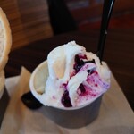 アリマ ジェラテリア スタジオーネ - 六甲ヨーグルトブルーベリーと下にはピスタチオ！