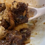 RAMEN ガモウスマイル - カウンターに有るレンゲで頂きます