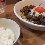 RAMEN ガモウスマイル - どて焼きまぜそば、白ご飯付き