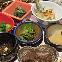 柳家錦 - 前菜　真ん中は蜂の子です♪