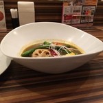 スパイスピエロ - 皿が深い。洗面器くらいある。