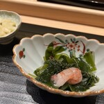 寺子屋 すし匠 - 海ぶどうとわかめ縞海老入り