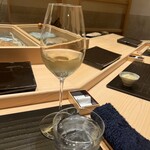 寺子屋 すし匠 - 白ワイングラス（ブルゴーニュだったと思う）