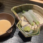 寺子屋 すし匠 - 芽ネギのカワハギ巻（肝ソース添え）