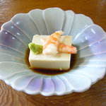 Kisaki - 湯豆腐定食（付きだし　ゴマ豆腐のエビとワサビ添え）