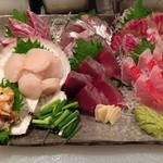 二代目 やっこ - 活きホタテ、カツオ、関イサキ、関アジ、石鯛、金目。