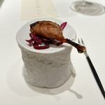 Ristorante Ecru - ウズラの胸肉の炭火焼き
      紫キャベツ