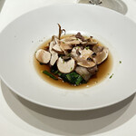 Ristorante Ecru - 南富良野のヒグマ、薄切り、コンソメスープ
      春菊と黒舞茸、ブラウンマッシュルームのスライス