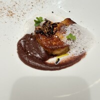 Ristorante Ecru - フォアグラのポワレ、小豆のペースト
                    ミルクの泡、米
                    八角やシナモン、みかんの皮のスパイス（五香粉・ウーシャンフェン）を添えて
