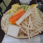 ひとりしゃぶしゃぶ舞 - 野菜とうどんです。