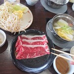 ひとりしゃぶしゃぶ舞 - 牛肉しゃぶしゃぶです、一枚お肉を食べています。