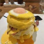 紅鶴 - ⑧半熟目玉焼きとオランデーズソースをかけて完成！