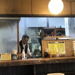 飩平庵 - 厨房で調理中の社長さん