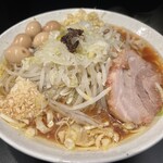 豚風。 - 限定『ネギラーメン』（1,350円）＋燻製うずら（150円）＋ショウガ（50円）、ニンニクコール