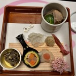 曲水の庭 ホテル玉泉 - 八寸　季節の煮物（穴子巻き食べた後に撮った）