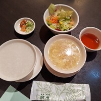 廣東料理 民生 ヒルトンプラザウエスト店 - ごはん、サラダ、スープ