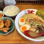 麺屋 だいくう - 【Aセットメニュー】¥950円
      ①中華そば＋餃子＋ご飯
      ②中華そば＋唐揚げ＋ご飯　写真は②の唐揚げ　　　　　　　ラーメンは博多味玉中華そば大盛り＋100円と味玉が　＋100円！トータル1150円
