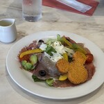 センターストリート・コーヒーハウス - 生ハムとアボカドのサラダ、クリーミーバジルドレッシング