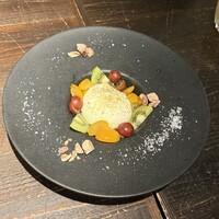 デ サリータ 渋谷 - ブラータチーズと季節フルーツのカプレーゼ